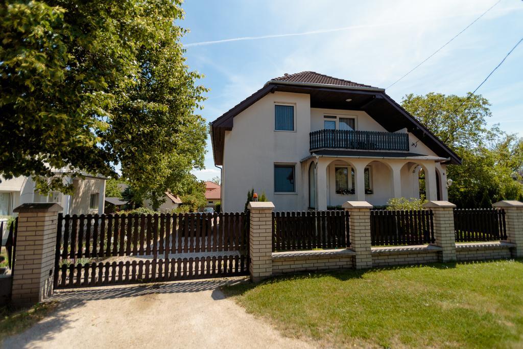 Ferienwohnung Zsuzsa Apartman Gyenesdiás Exterior foto